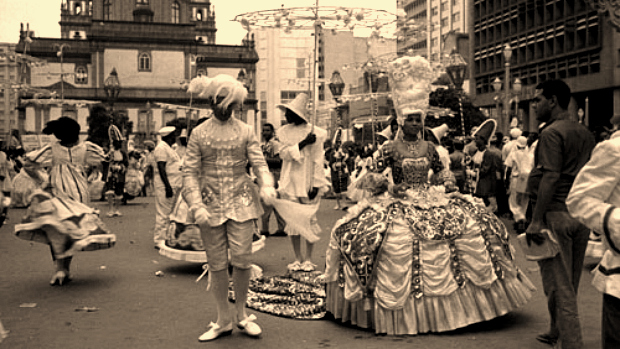 Em 80 anos, o desfile das escolas de samba do Rio teve diversas moradas. Na foto, o Salgueiro se apresenta na Candelária, com o enredo 'Chica da Silva' (25/02/1963)