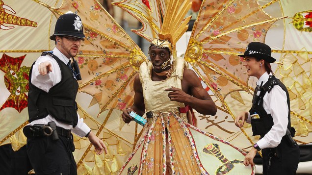 Participantes do tradicional Carnaval de Notting Hill lotam as ruas do bairro londrino. O evento inspirado em festas do Caribe é o maior carnaval de rua da Europa