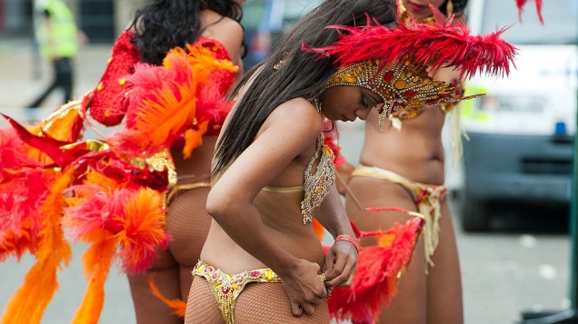 Dançarinos participam do carnaval de Notting Hill, no oeste de Londres