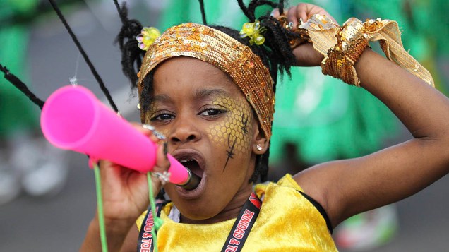 Criança se diverte nas ruas de Londres durante o Carnaval de Notting Hill