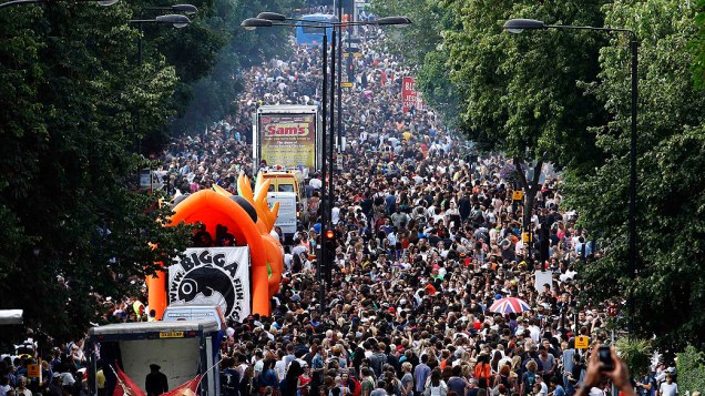 Participantes do tradicional Carnaval de Notting Hill lotam as ruas do bairro londrino. O evento inspirado em festas do Caribe é o maior carnaval de rua da Europa
