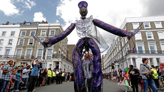 Foliões se divertem nas ruas de Londres durante o Carnaval de Notting Hill