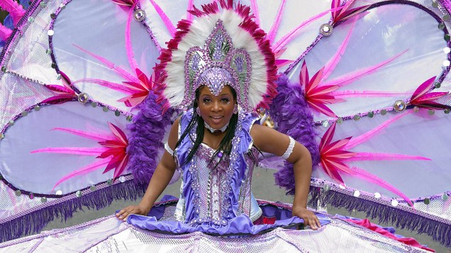Fantasiados, foliões comemoram carnaval pelas ruas de Londres