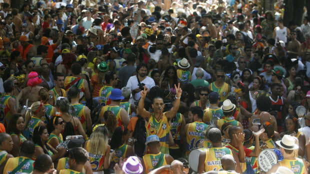 Foliões do bloco 'Chupa mas não baba', em Laranjeiras, na Zona Sul do Rio