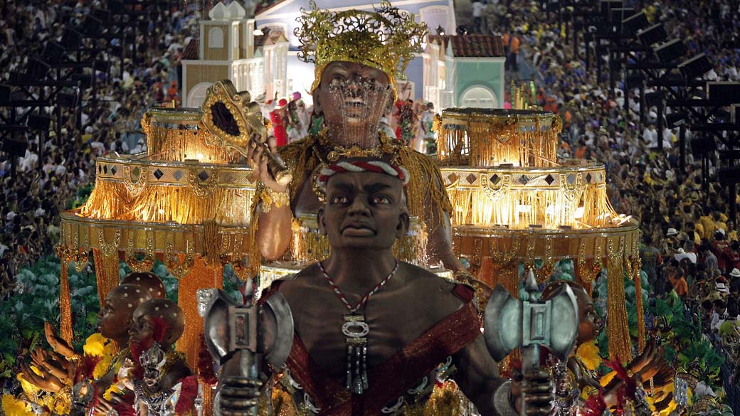 Imperatriz Leopoldinense desfila no Carnaval 2012, no Sambódromo do Rio de Janeiro. Presidente da escola, Luizinho Drumond, está foragido