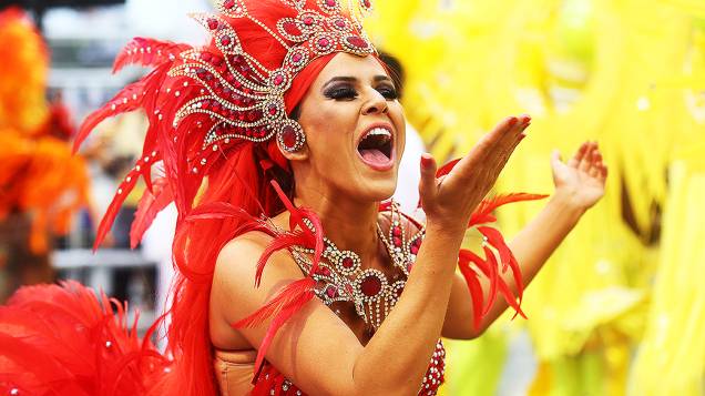 Tânia Oliveira, madrinha da bateria da Tom Maior que encerrou o primeiro dia de desfiles do Grupo Especial do Carnaval de São Paulo