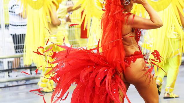 Tânia Oliveira, madrinha da bateria da Tom Maior que encerrou o primeiro dia de desfiles do Grupo Especial do Carnaval de São Paulo
