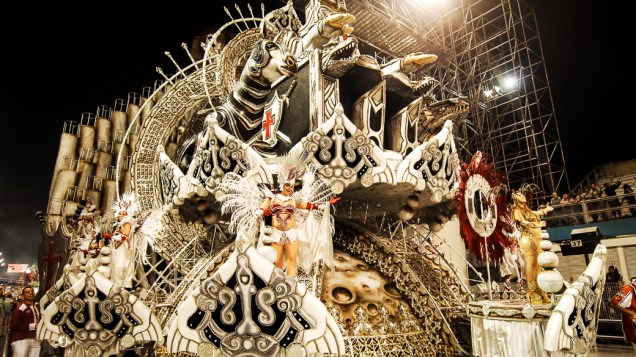 Alegoria da Dragões da Real, no primeiro dia dos desfiles de São Paulo