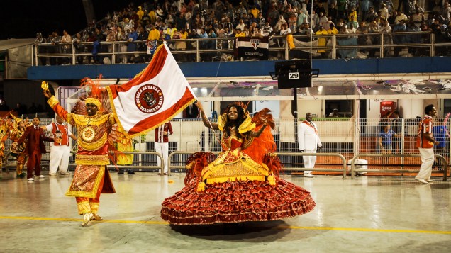 Casal de mestre sala e porta-bandeira da Dragões da Real