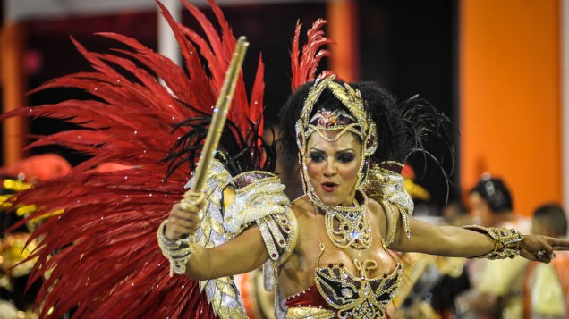 Simone Sampaio é veterana do Carnaval paulistano e dona do título de rainha de bateria da Dragões da Real