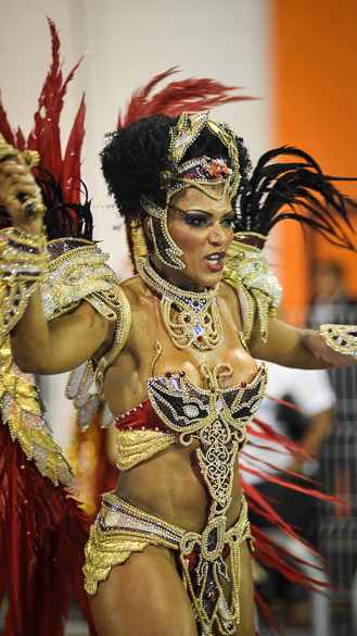 Simone Sampaio, rainha de bateria da Dragões da Real, tem mais de dez anos de Carnaval paulistano