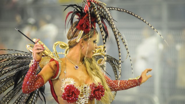 A ex-BBB Cacau Colucci participou do Carnaval de São Paulo como musa da escola Dragões da Real
