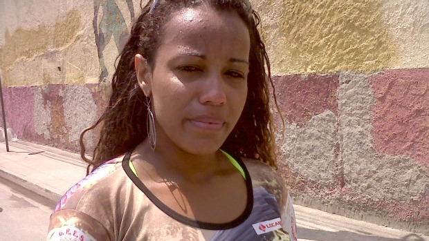 Marisa Santos, passista da Grande Rio, chora depois do incêndio que destruiu o barracão da escola