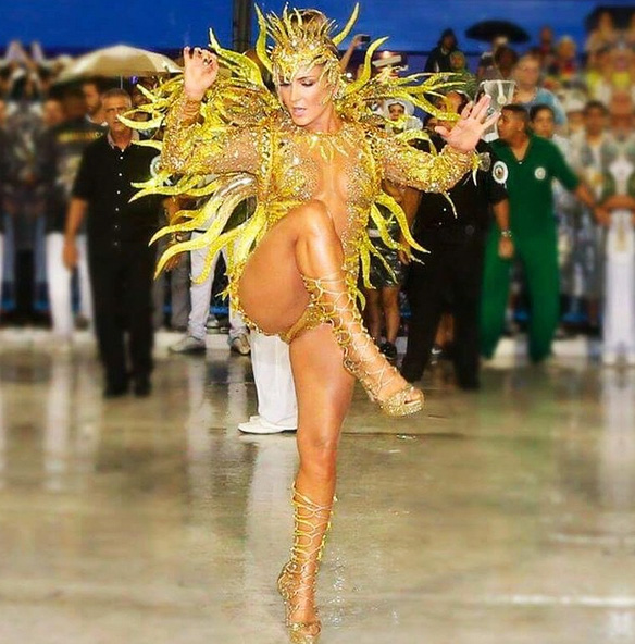 Claudia Leitte durante desfile da escola carioca Mocidade Independente. Fantasia virou meme