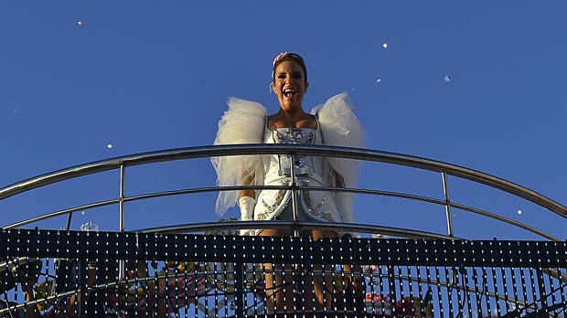 Ivete Sangalo vestida com fantasia inspirada em Maria Antonieta