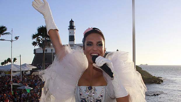 Ivete Sangalo comanda o bloco Coruja, na segunda-feira de Carnaval em Salvador