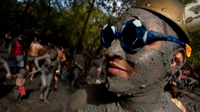 Folião coberto de lama de manguezal durante o carnaval em Curuçá no Pará