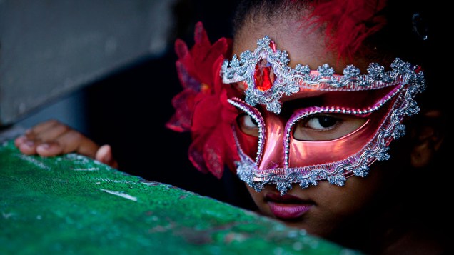 No Carnaval de Maragogipe as caretas e grupos fantasiados dançam ao som das bandas e fanfarras que alegram as ruas da cidade com as tradicionais marchinhas dos antigos carnavais