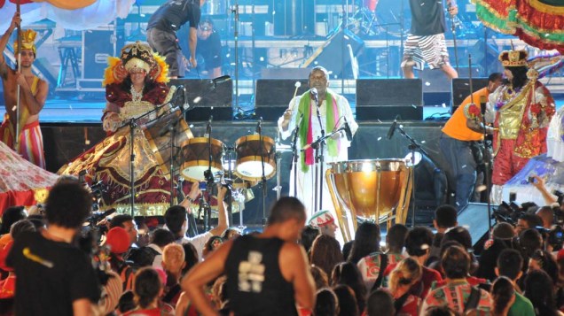 Naná Vasconcelos abre o carnaval de Recife entre blocos de Maracatus e Batuqueiros, no Marco Zero