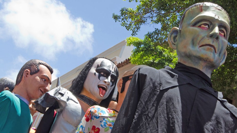 Tradicional desfile de bonecos gigantes nas ruas de Olinda, Pernambuco