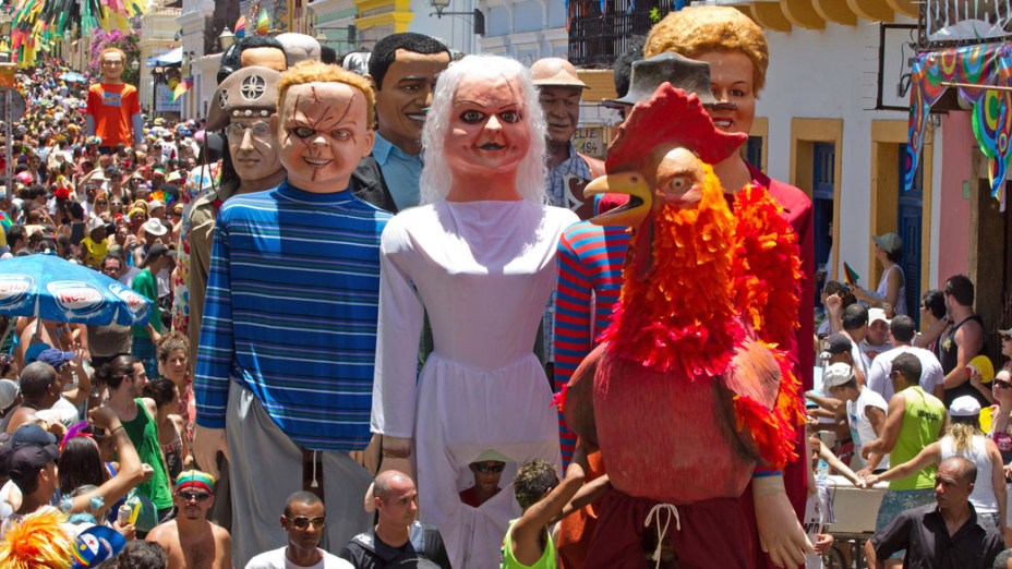 Tradicional desfile de bonecos gigantes nas ruas de Olinda, Pernambuco