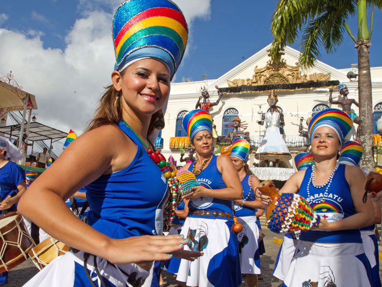 Blocos de Maracatu Rural "Baque solto e baque virado" se apresentam pelas ruas de Olinda durante o carnaval