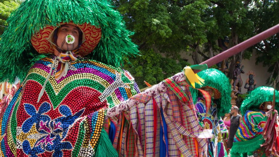 Integrante de Maracatu Rural "Baque solto e baque virado" se apresentam pelas ruas de Olinda durante o carnaval