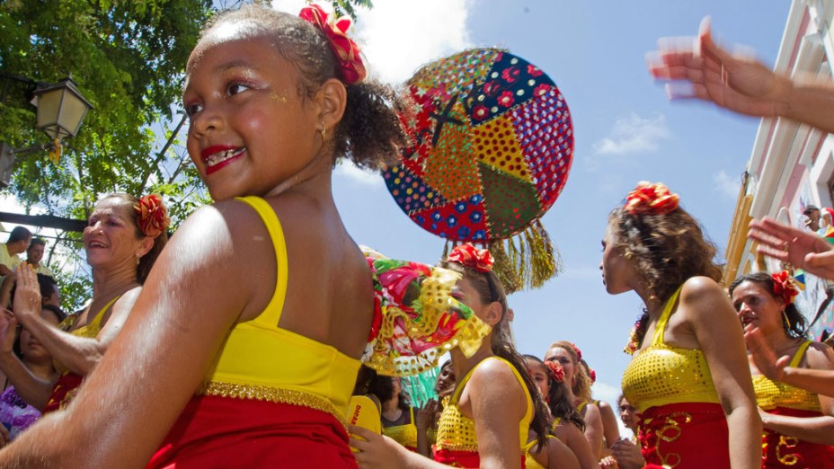 Dançarinas de frevo do grupo Conxitas se apresentam pelas ruas de Olinda durante o carnaval