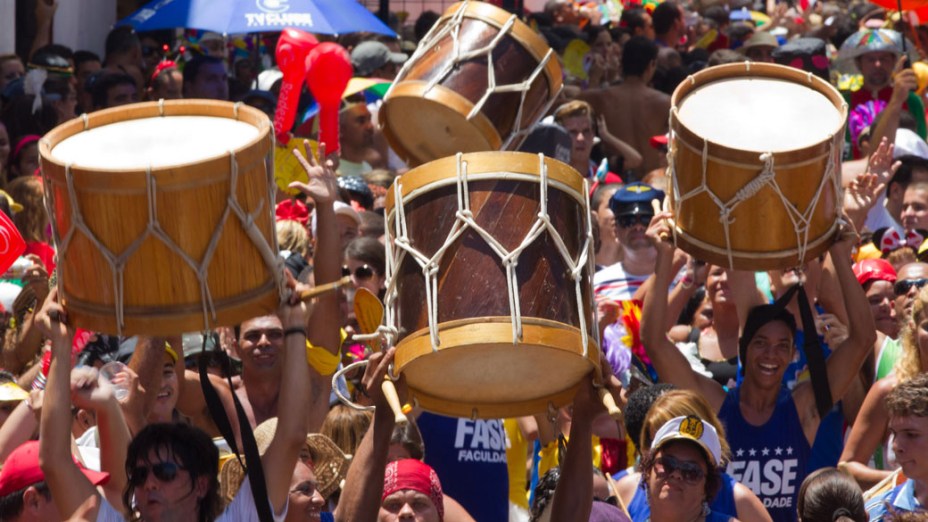 Grupos levam suas alfaias, tradicional instrumento musical usados pelos grupos de maracatu, pelas ruas de Olinda