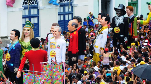 Bonecões desfilam no Carnaval de Olinda