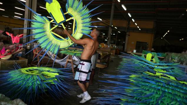 Homem arruma fantasias da escola de samba Mangueira, no Rio de Janeiro