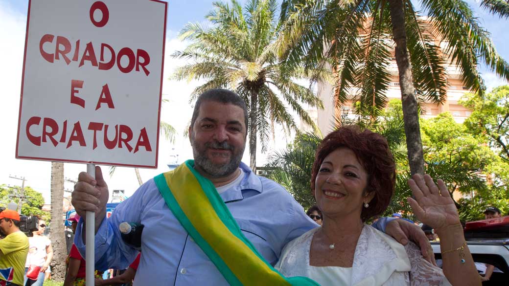 Foliões fantasiados de Lula e Dilma na concentração do bloco Galo da Madrugada, em Recife (PE)
