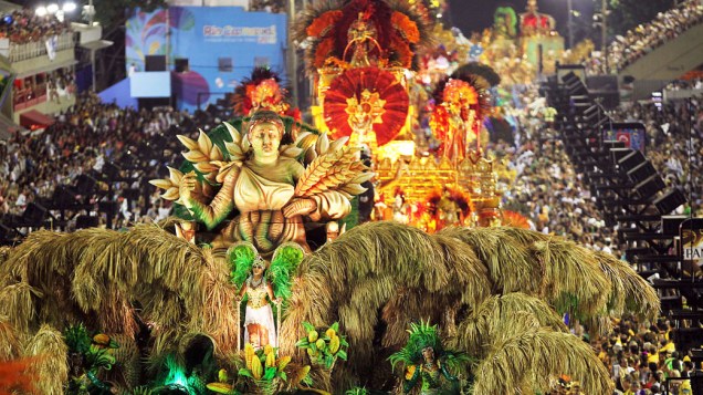 Carro alegórico durante desfile da Beija-Flor