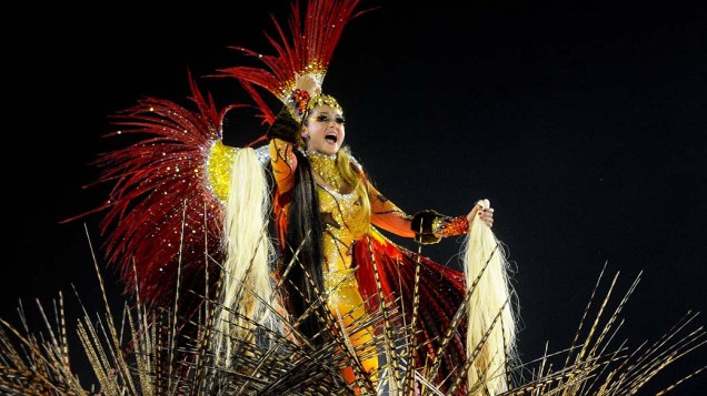 Destaque em alegoria da Beija-Flor durante desfile na Marquês de Sapucaí