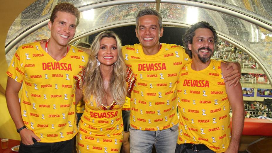 Thiago Fragoso, Flávia Alessandra, Otaviano Costa e Alexandre Nero curte a primeira noite de desfiles do grupo especial no Rio