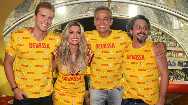 Thiago Fragoso, Flávia Alessandra, Otaviano Costa e Alexandre Nero curte a primeira noite de desfiles do grupo especial no Rio