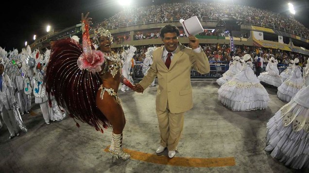 Mauricío Mattar durante desfile da União Parque Curicica na Marques de Sapucaí