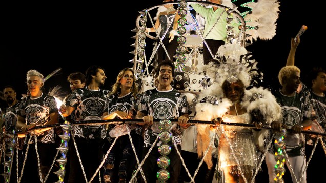 Mocidade Independente faz homenagem ao Rockn Roll durante desfile na Sapucaí