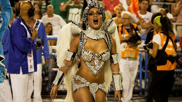 Rainha de bateria Bruna Bruno, durante o desfile da Escola de Samba União da Ilha pelo grupo especial do carnaval do Rio de Janeiro
