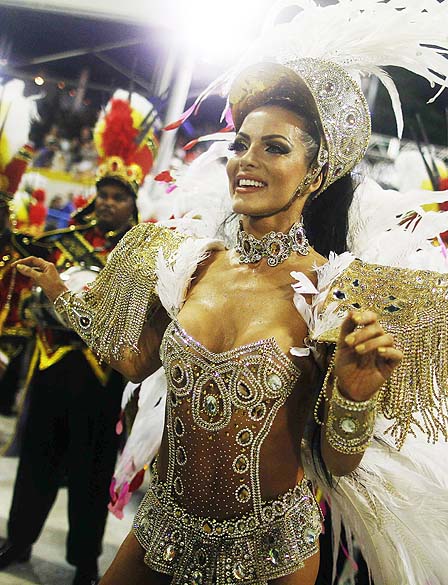 A rainha da bateria, Carla Prata, no desfile da escola de samba Grande Rio