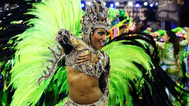 A rainha de bateria, Laynara Teles, durante desfile da Escola de Samba Império da Tijuca pelo Grupo Especial, no Sambódromo Marquês de Sapucaí no Rio de Janeiro, RJ, na noite deste domingo (2)