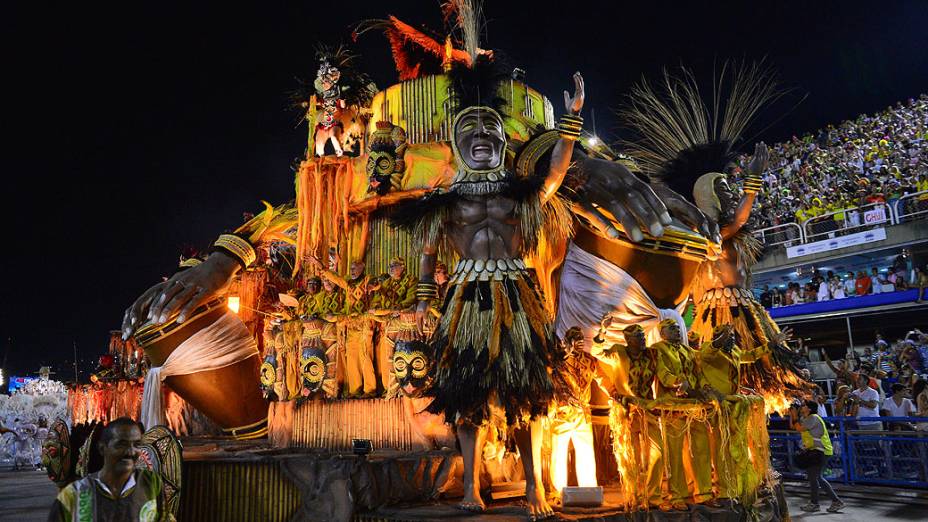 A escola de samba Império da Tijuca foi a primeira a desfilar, no Rio de Janeiro