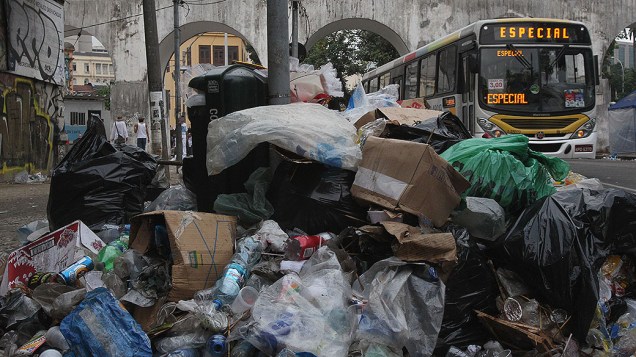 Lixo espalhado pela cidade do Rio de Janeiro durante greve dos garis