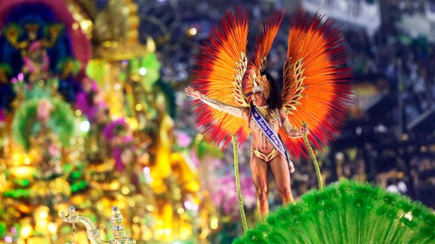 Evelym Bastos, rainha do Carnaval 2013 do Rio, desfila pela Mangueira na Marquês de Sapucaí