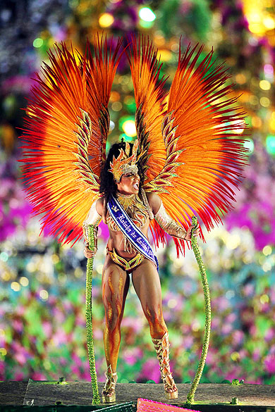 Evelym Bastos, rainha do Carnaval 2013 desfila pela Mangueira na Marquês de Sapucaí