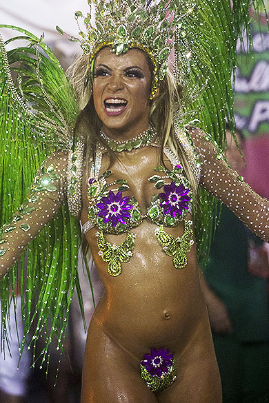 Destaque da Mangueira durante desfile na Marquês da Sapucaí, no Rio