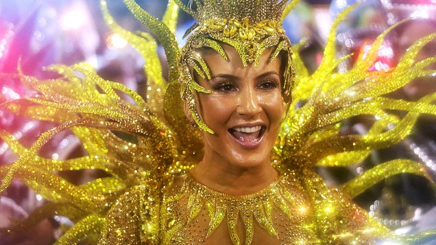 A cantora Claudia Leitte desfila como rainha de bateria da Mocidade Independente de Padre Miguel na Sapucaí, no Rio