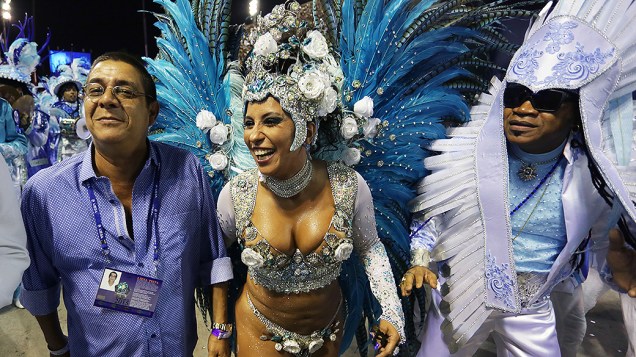 Patricia Neri, rainha de bateria da Portela, e o cantores Carlinhos Brown e Zeca Pagodinho durante o segundo dia do Grupo Especial na Marquês de Sapucaí, no Rio