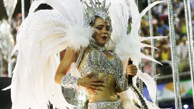 A atriz Leandra Leal desfila pelo Salgueiro na Marquês de Sapucaí, no Rio