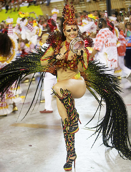 Viviane Araújo, rainha da bateria da Salgueiro, durante desfile na Marquês de Sapucaí